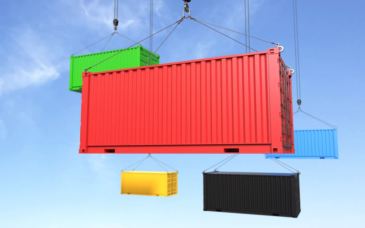 Containers in verschillende maten en kleuren aan een kraan
