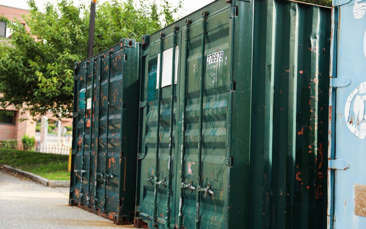 Hoog opgestapelde containers op een overslagterrein