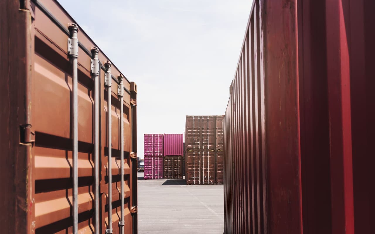 Containers naast elkaar geplaatst op een verhard terrein
